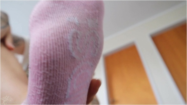 Goddess Aurora - Friend shrinks you and makes you clean her stinky Body